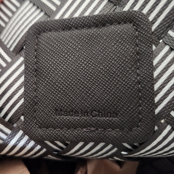 Henri Bendel Black and White Tote Bag - Picture 5 of 11